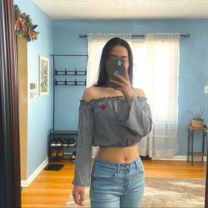 Off shoulder elastic crop top